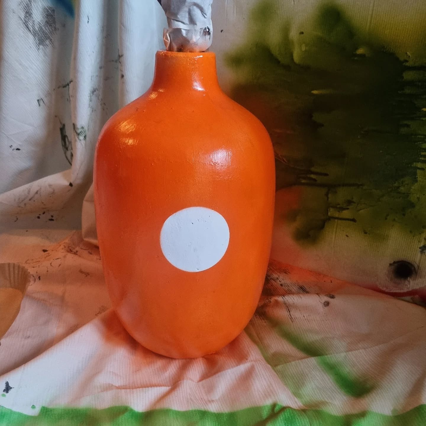 Beiga krukor inget för mig, fint på sitt sätt men vi gillar färg. Först tog jag vit matt färg och gnuggade in färgen. Efter torkning hittade jag en perfekt storlek på ett klister ark bland mina papper. Sen sprayade jag med denna pigga orangea färg.
Den större krukan gjorde jag samma sak med använde maskeringstejp för ränderna.
Min Funkey Dorey kudde blev ju en perfekt match, den är köpt för minst 7 år sedan.
Den som letar finner;)
#kreativitet
#färg
#form
#camillathelin
#designer
#Konstnär
#artist
#kreatör