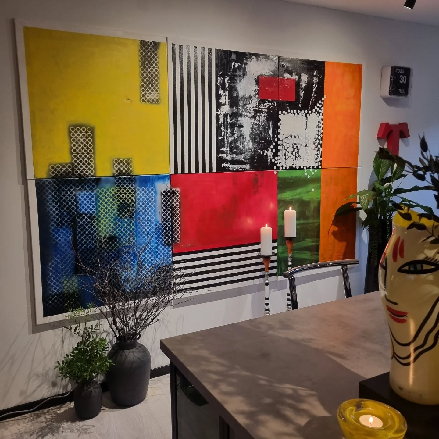 Jag målade ute på vår tomt i sommras. Jag hade 6 stora canvas 80x80 cm. Så kul att förändra lite, nu får vi se hur länge dessa sitter uppe;) men det blev en lekfull mix och en bra match till vårt röda och svarta kök.
#färg
#form
#Kreativitet
#inredare
#konstnär
#art
#lekfullhet
#design
#personligthem
#camillathelin
#högakusten
#cdesign
#design