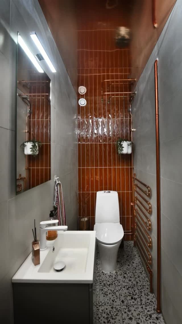 I sommras kom äntligen takplåten på plats. @johanssonsplat Örnsköldsvik.
Nu ska jag bara måla in ventilationen, vi får se om det tar ett år eller två ;)
Foto @nordstrombild
#Inredare
#camillathelin
#designer
#artist
#färgochform
#kopparplåt
#högakusten
#tavlor
#konstnär