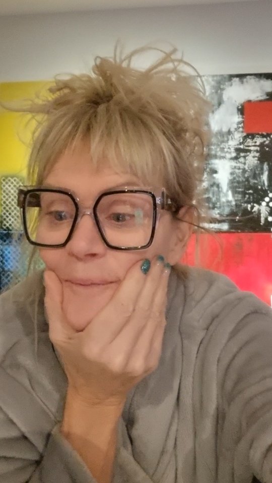 Ibland behöver man bara lite tid.
Denna kruka har stått länge i garage, sen på köksön i en vecka, men plötsligt händer det.
Lekfullt och färgglatt ska det bli.
#camillathelin
#färgochform
#art
#konstnär
#loppis
#remake
#designer
#högakusten
#norrland