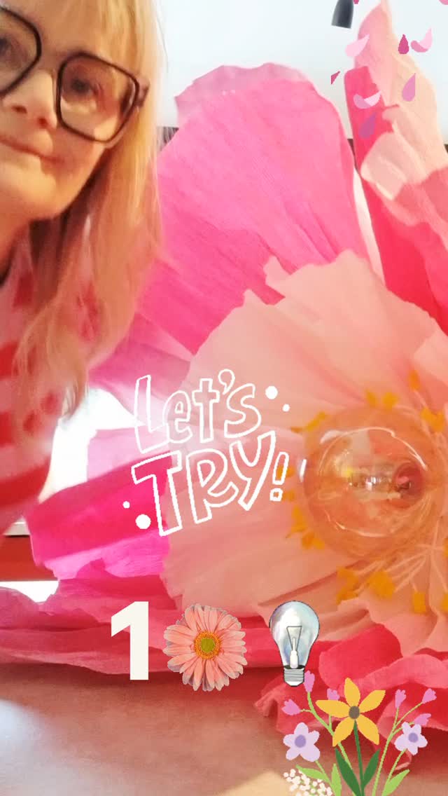 Våga prova...har länge tänkt att testa göra en blom lampa. Så himla kul, men var ska jag ha den????
Våga prova du med. Lovar att du vill bara fortsätta att göra fler;)

#kreativitet
#inspiration
#designer 
#inredare 
#camillathelin