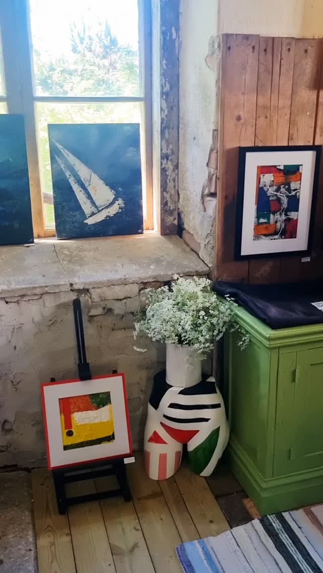 Jag är inte på plats alla dagar men utställningen är öppen 11-16 hela veckan fram till Lördag. Nästan 30 verk visar jag på plats.
#camillathelin
#konstnär
#designer
#rättargården