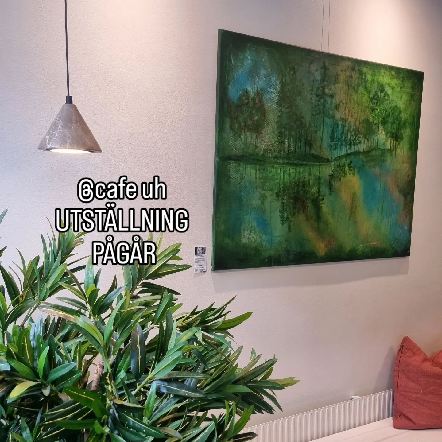 Utställning pågår
Måndag - Lördag 09.00 - 21.00
Söndag 10.00 - 18.00
Cafe Uh