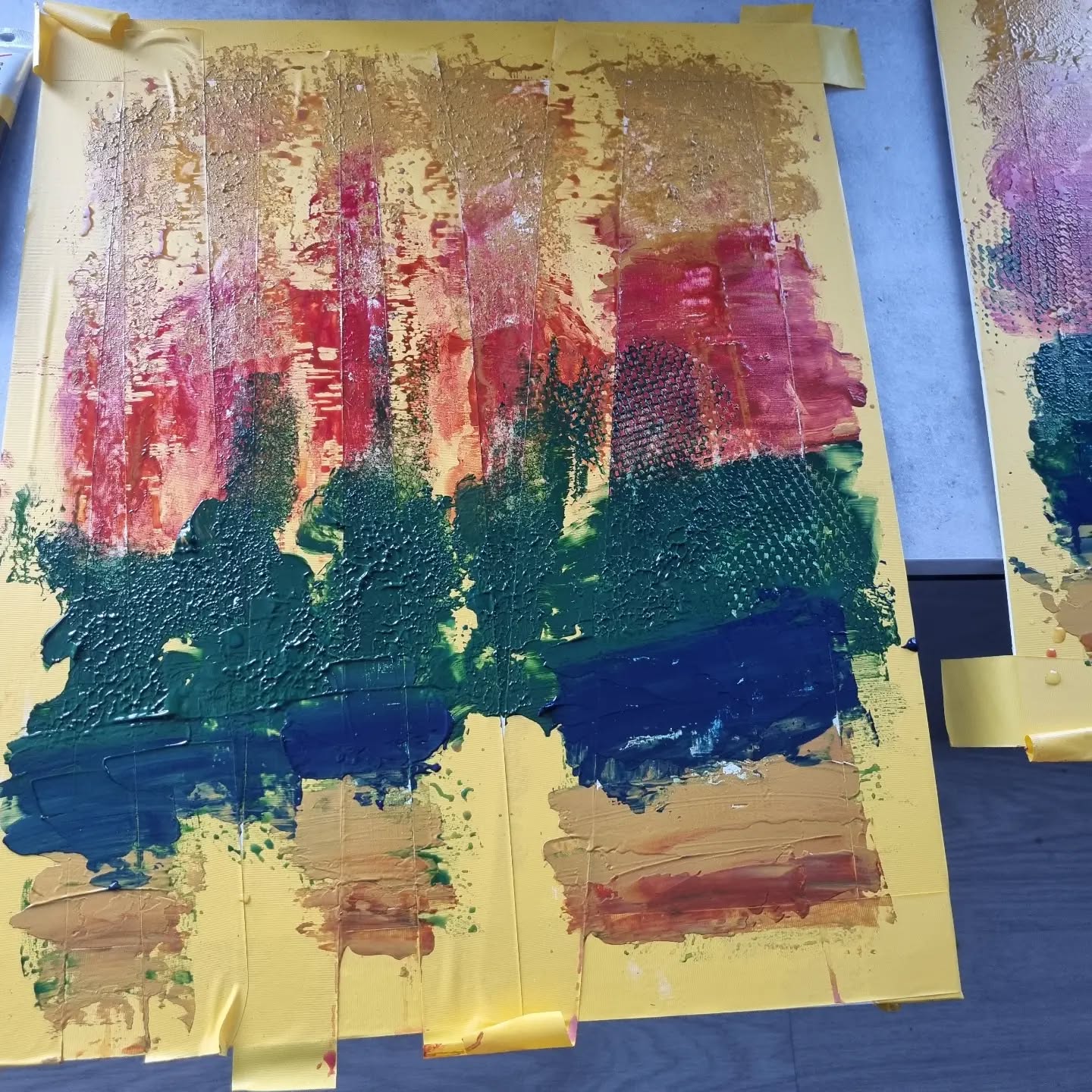 Jobb i flera steg.
Så här kan det gå till när en tavla växer fram
Ett format, några utvalda kulörer, tejp, energi, skaparglädje.

#camillathelin 
#högakusten
#västernorrland 
#norrland 
#ångermanland