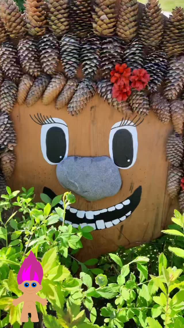 Trolltider
Fina minnen dök upp i min bildbank, så fint uppdrag, att få gestalta instalationer till en sagostig på murberget i Härnösand i flera år.
Så hur gick tankarna för att göra detta på hemma plan? Ja, jo det sägs och vills mycket.... men att skapa, komma på ideer och sedan förverkliga det tar TID. Leta matrial, barka, torka, måla, förflytta, installera, skapa......ja ni fattar, det tar tid. 
Men jag är otroligt tacksam att fått genomföra detta roliga uppdrag tillsammans med min bror @jeansnilsson och är stolt över det vi åstakommit tillsammans.
Jens är grym på att skriva och gjorde sagan till sagostigen.